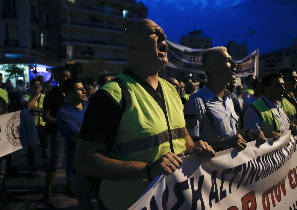 Foto: Agentes de policía durante una protesta contra los planes de recortar sus pensiones celebrada en Tesalónica (Reuters)
