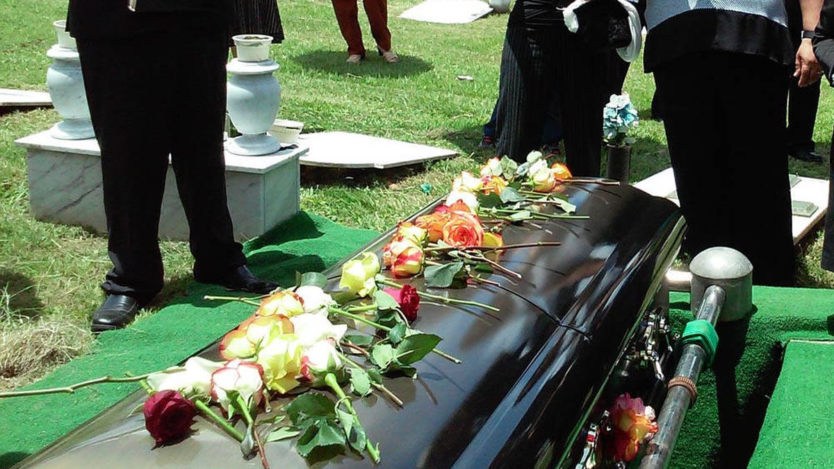 Una influencer se hace una sesión de fotos en el funeral de su padre y le llueven las críticas