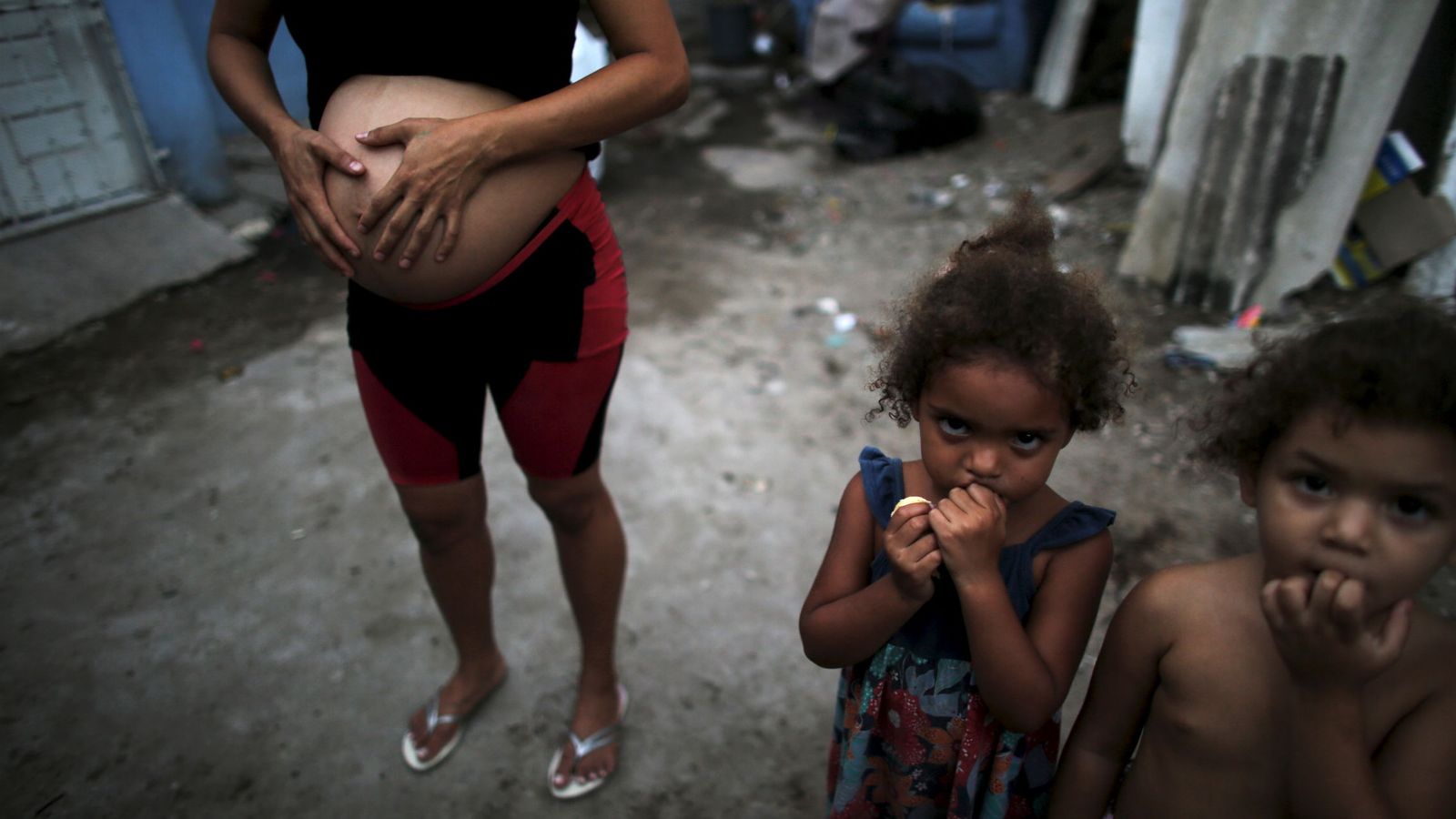 Foto: Patricia Araujo, una brasileña embarazada de siete meses, junto a sus hijos en una chabola de Recife, Brasil, el 14 de febrero de 2016. (Reuters)