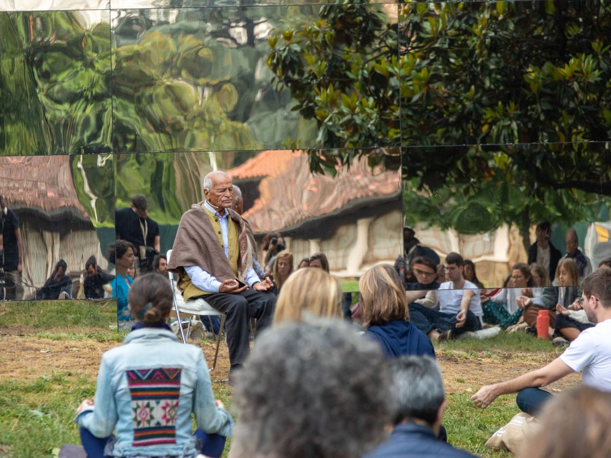 Foto: El activista pacifista Satish Kumar lidera una meditación en el Wellbeing Summit. (Cortesía)