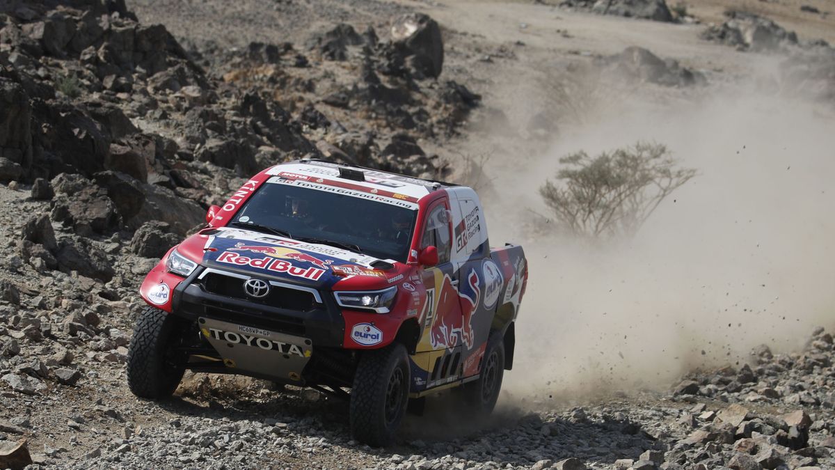 Sainz pincha y queda a 36 segundos del líder en la primera etapa del Dakar