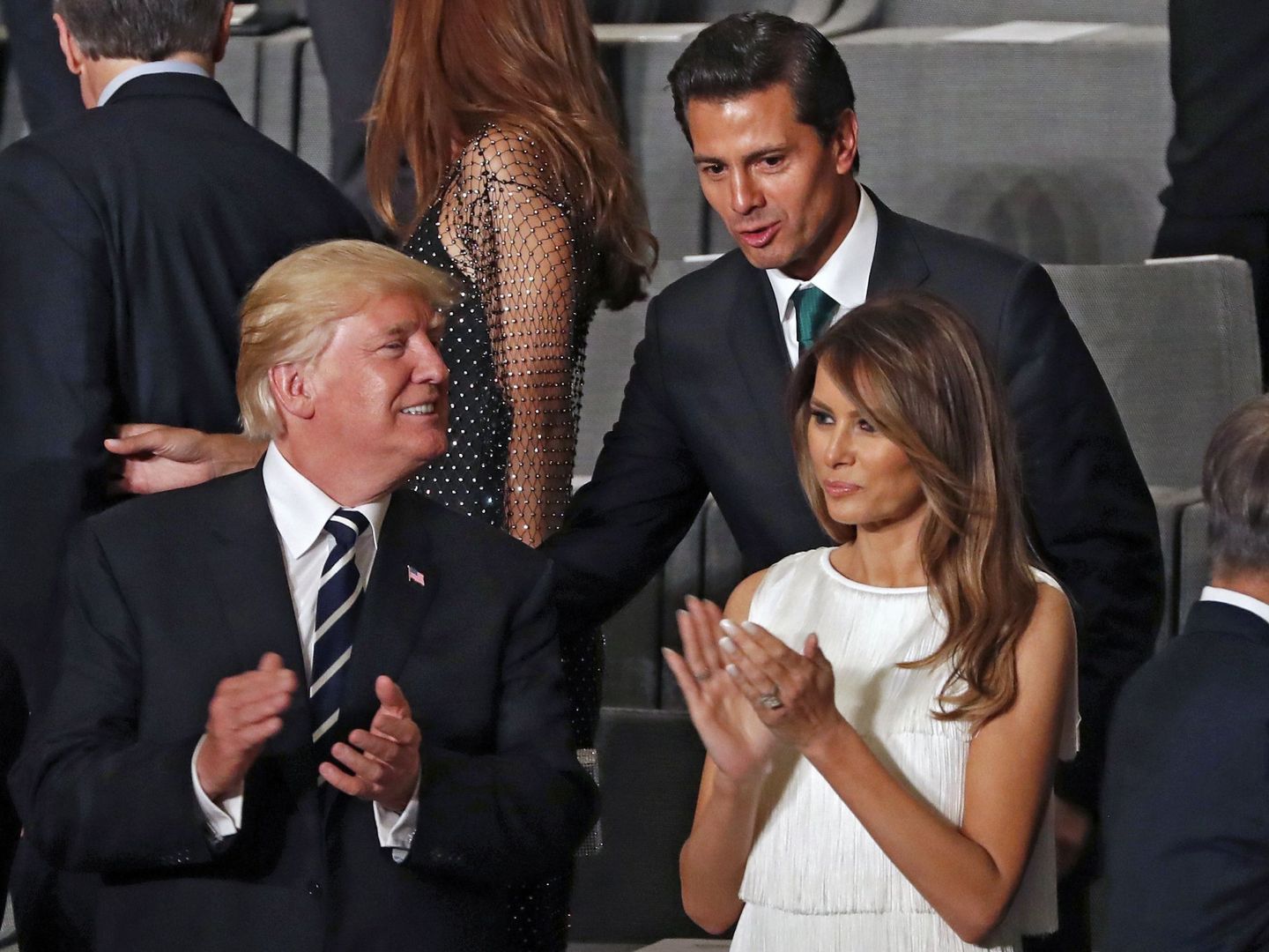 Enrique Peña Nieto conversa con Trump y su esposa Melania durante un concierto en la Filarmónica del Elba en Hamburgo, el 7 de julio de 2017. (EFE)