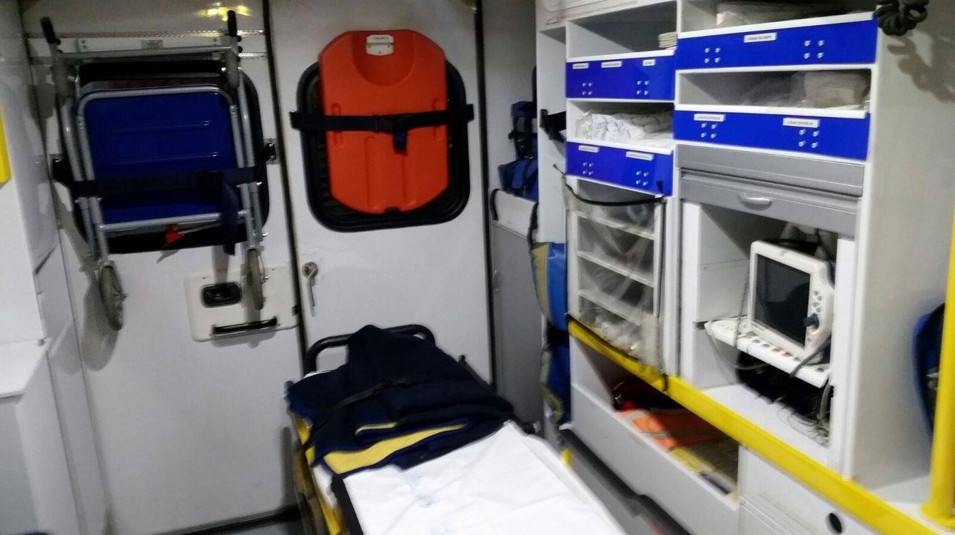 Interior de la ambulancia de Velilla de San Antonio. (A.G.)