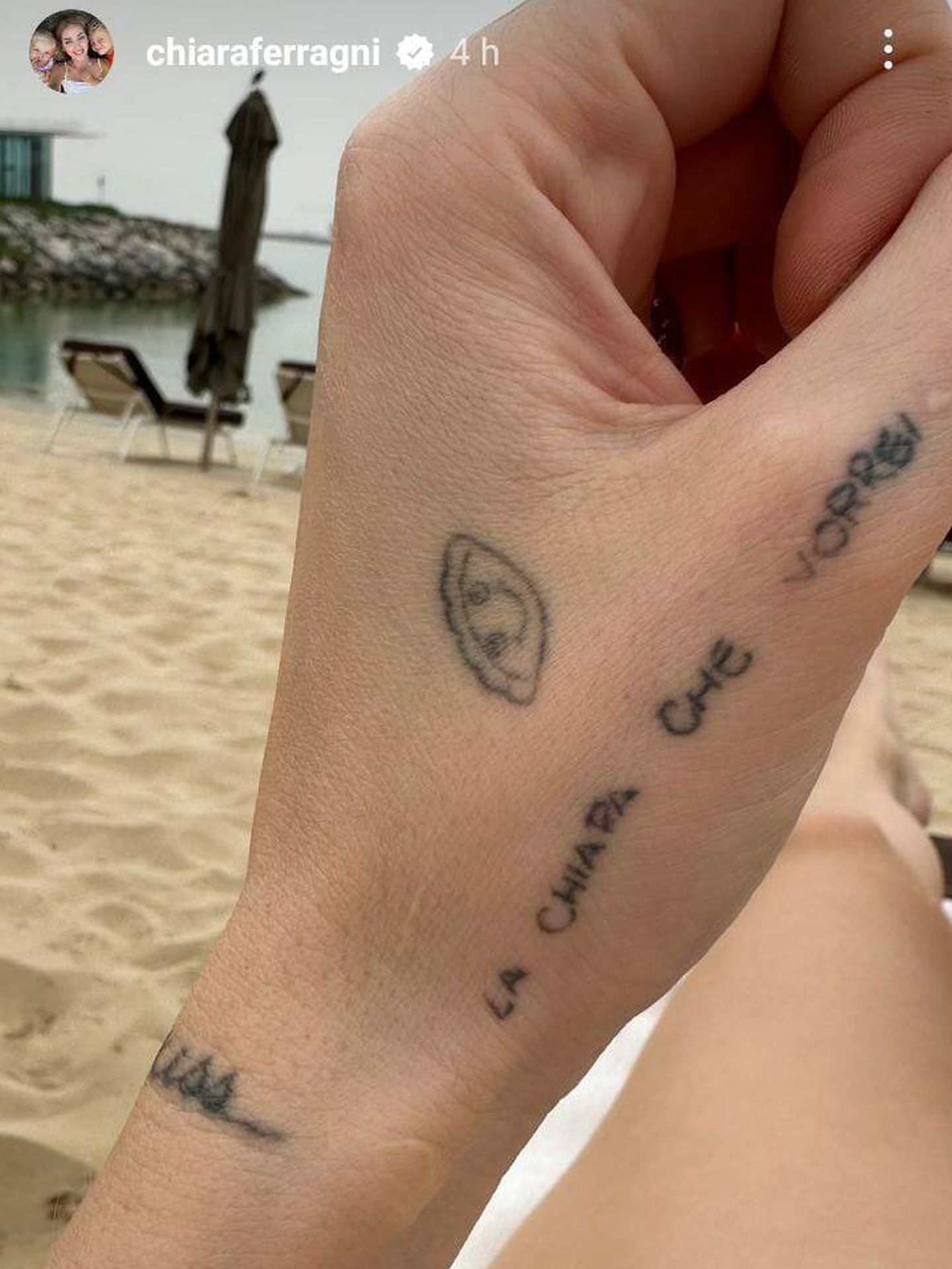 Tatuajes de la mano de la influencer. (Instagram/@chiaraferragni)