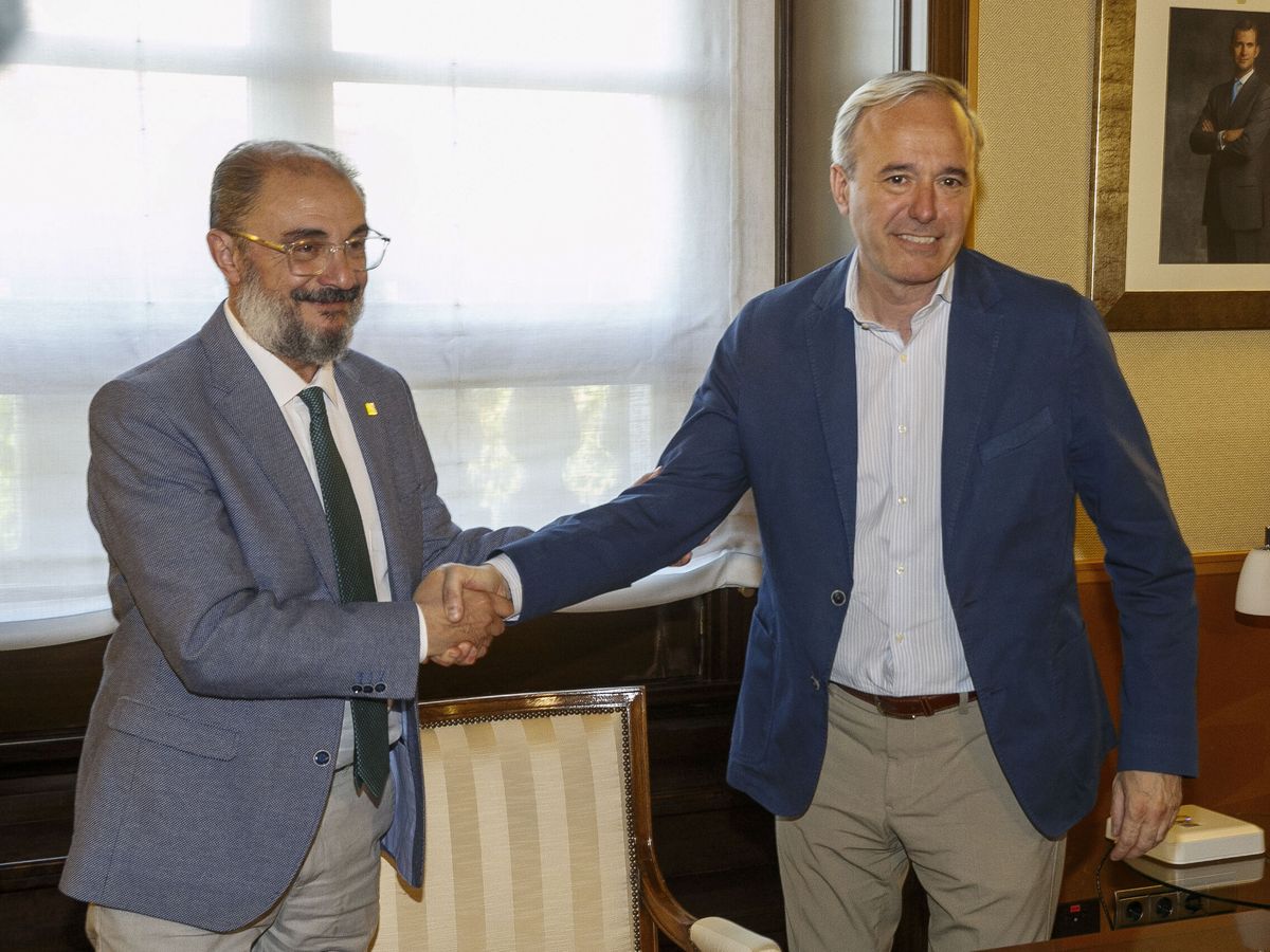 Foto: El presidente del Gobierno de Aragón, Javier Lambán (i), y el alcalde de Zaragoza y candidato del PP, Jorge Azcón. (EFE/Javier Cebollada)