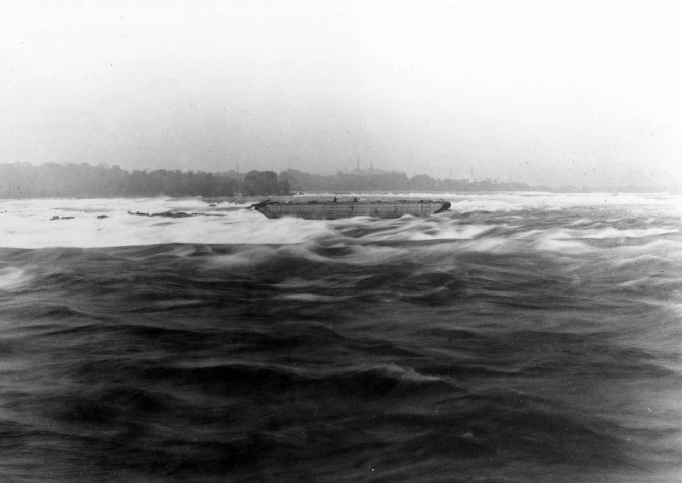 Una imagen de 1918 durante las operaciones de rescate del 'Iron Scow' (Niagara Parks)