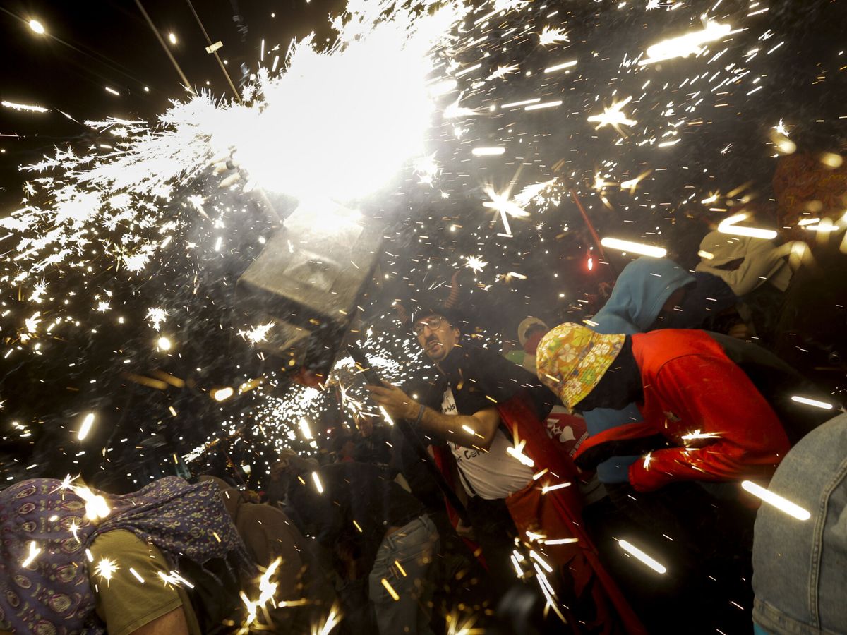 Foto: Varias 'collas' de diablos participan en el tradicional Correfoc de las fiestas de la Mercè. (EFE/Quique García)