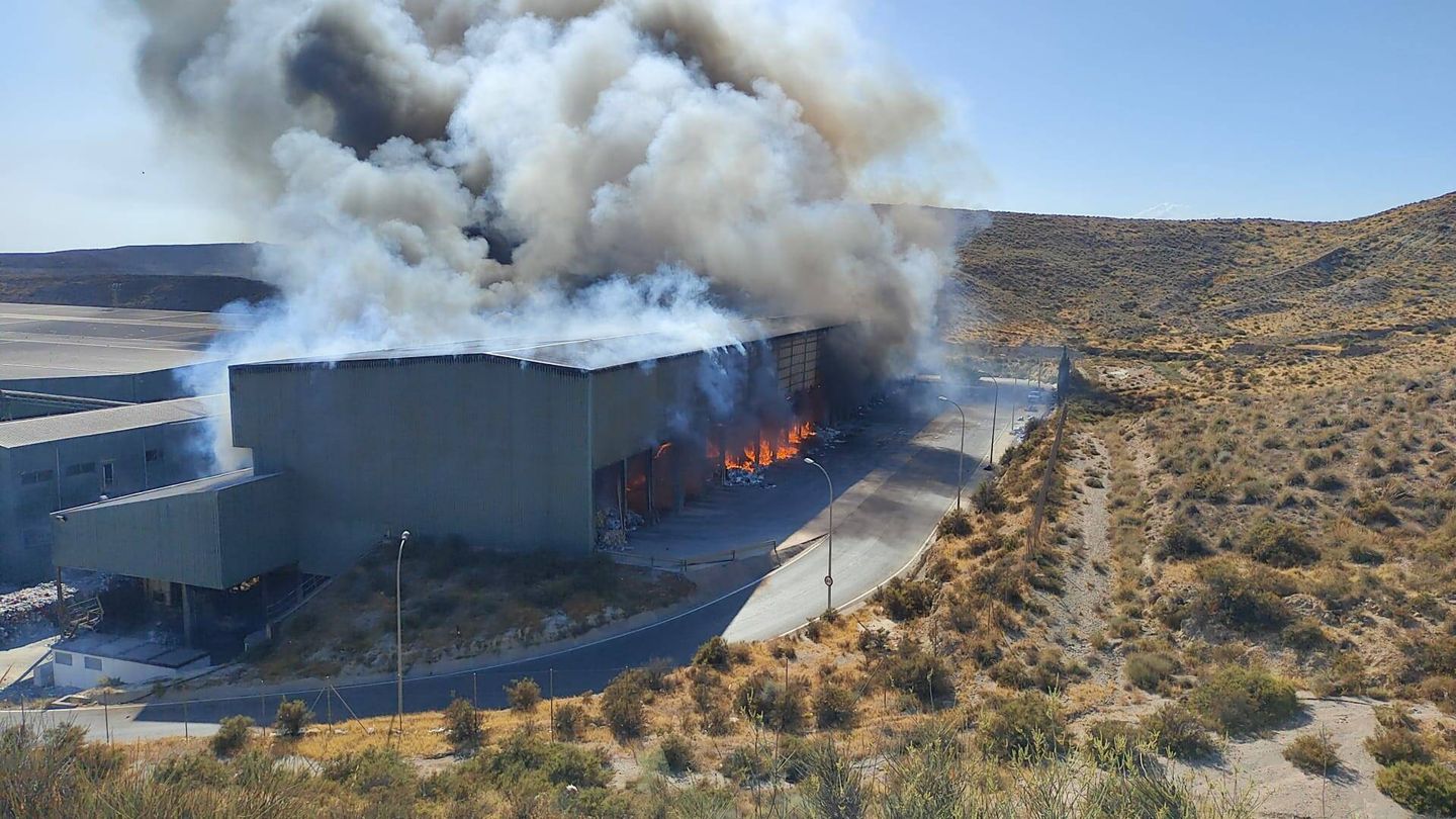 Las llamas devoran las instalaciones de la planta en la que se tratan los residuos de Almería capital. (Cedida)