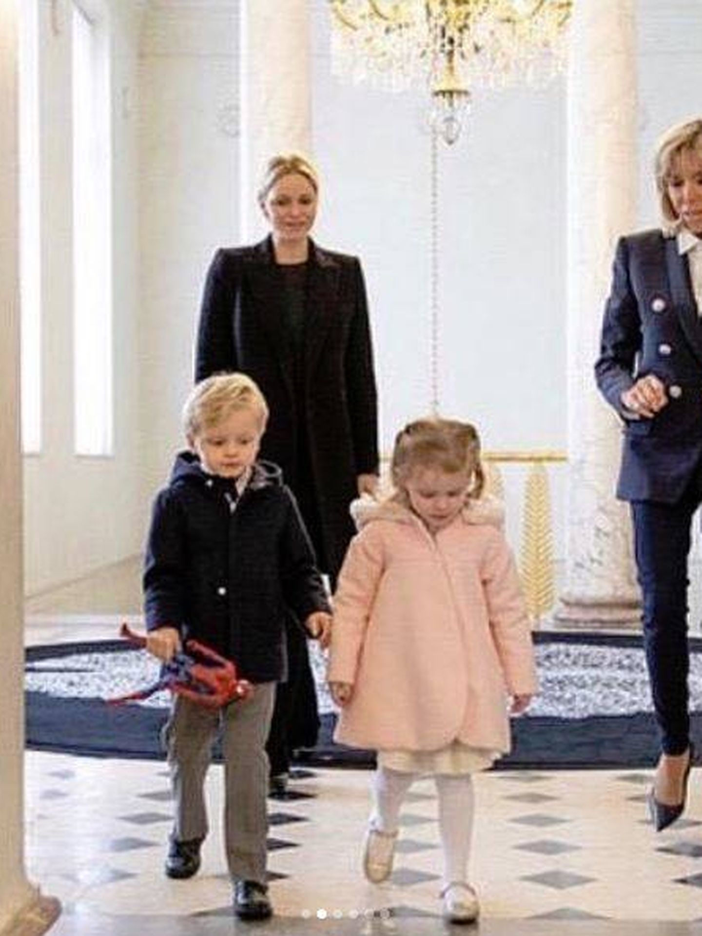 Los mellizos, con su madre y Brigitte Macron. (Instagram Princesa Charlene)