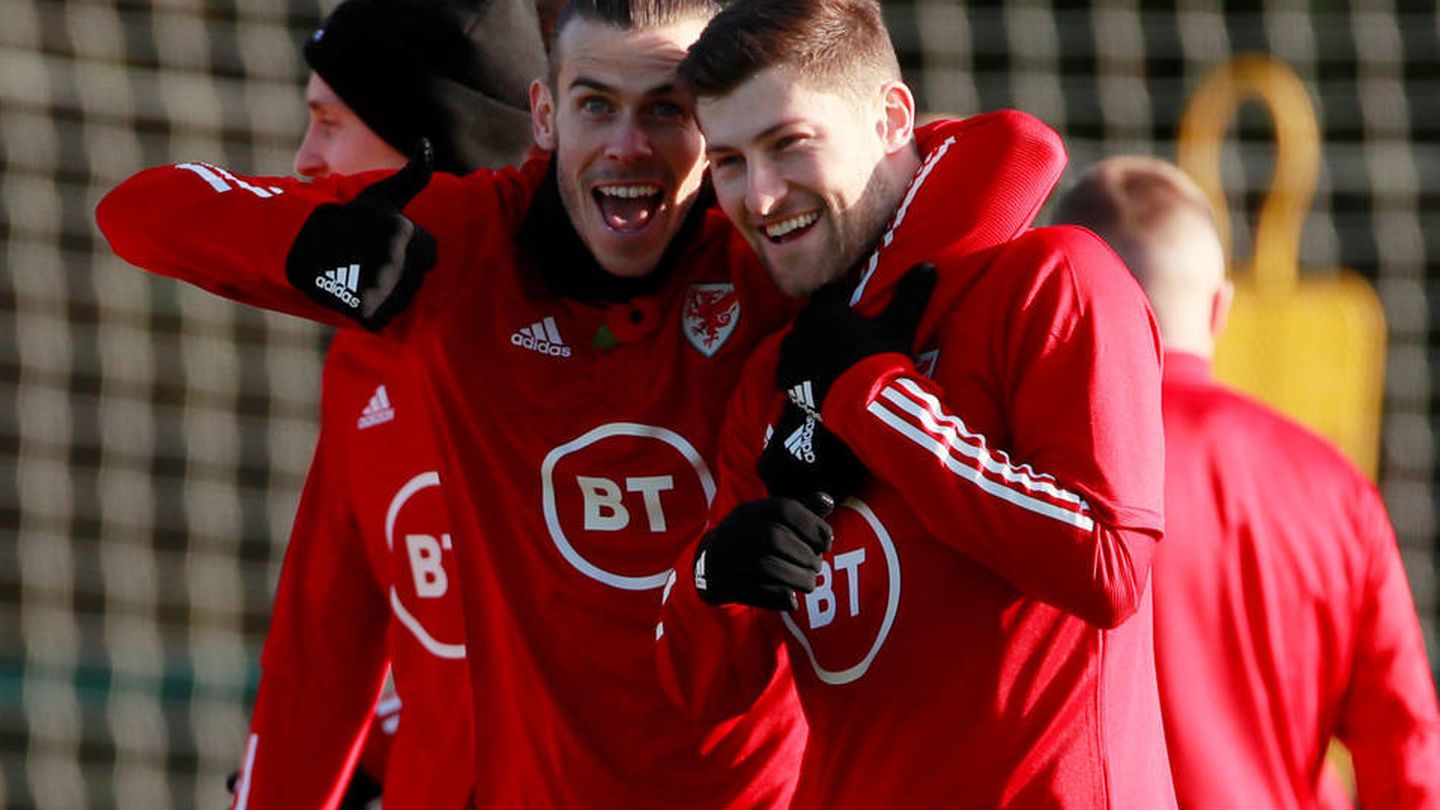 Gareth Bale, junto a su compañero de la selección galesa. (Reuters)