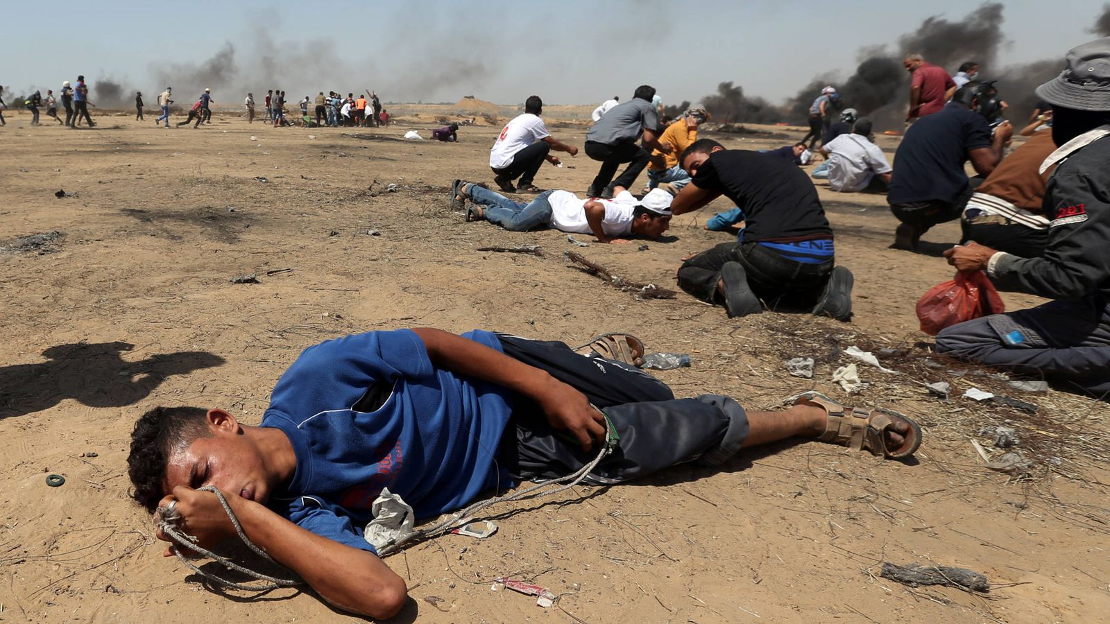 Foto: Manifestantes palestinos heridos por inhalación de gases durante la protesta en la frontera entre Israel y Gaza, el 8 de junio de 2018. (Reuters)
