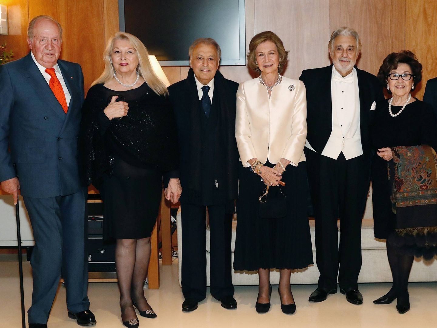 Los reyes, con Zubin Mehta y Plácido Domingo, con sus respectivas mujeres. (EFE)