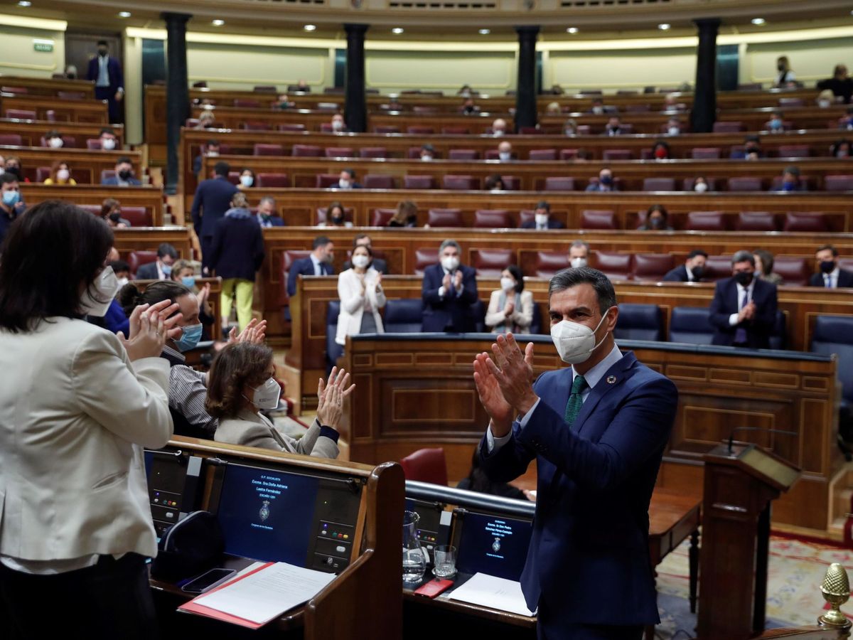 Foto: El presidente del Gobierno, Pedro Sánchez, recibe los aplausos de la bancada socialista tras su comparecencia el pasado miércoles en el Congreso. (EFE)