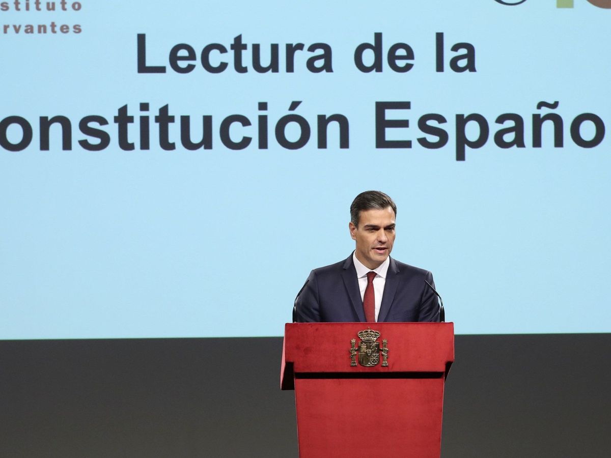 Foto: Sánchez durante la lectura de un extracto de la Constitución. (EFE/Ballesteros)