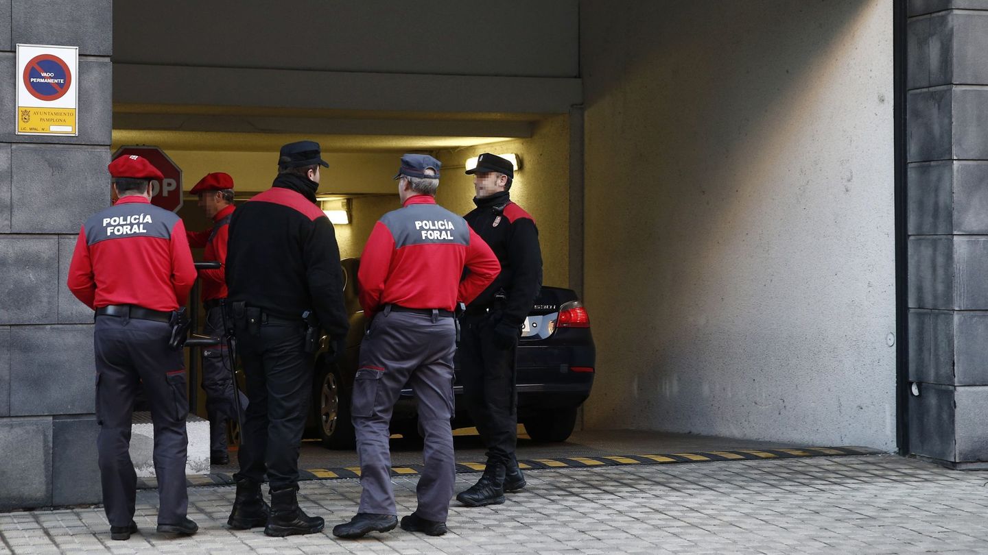 Efectivos de la Policía Foral vigilan la entrada al garaje del Tribunal Superior de Justicia de Navarra. (EFE)
