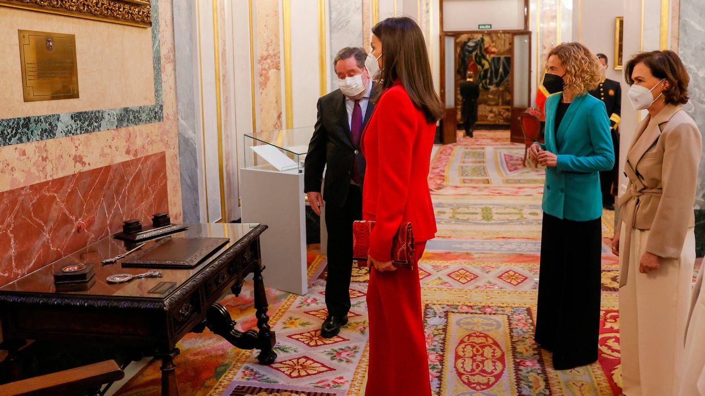 La reina Letizia, junto al escritorio de Clara Campoamor. (Limited Pictures)