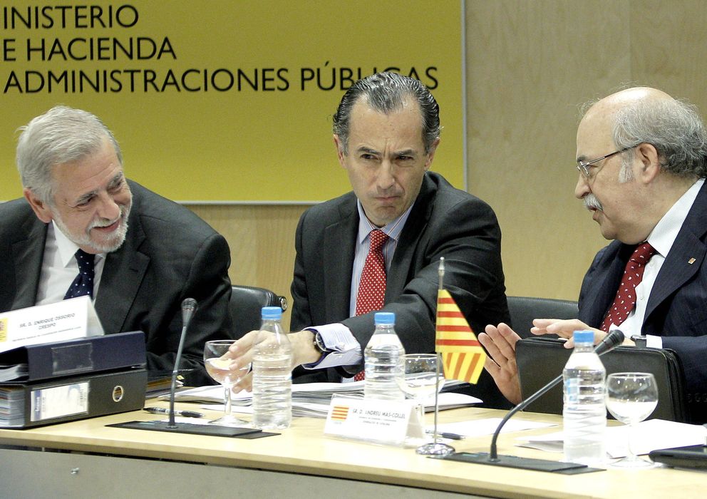 Foto: Los consejeros de Economía de Madrid y Cataluña, Enrique Ossorio (c) y Andreu Mas-Colell (d). 