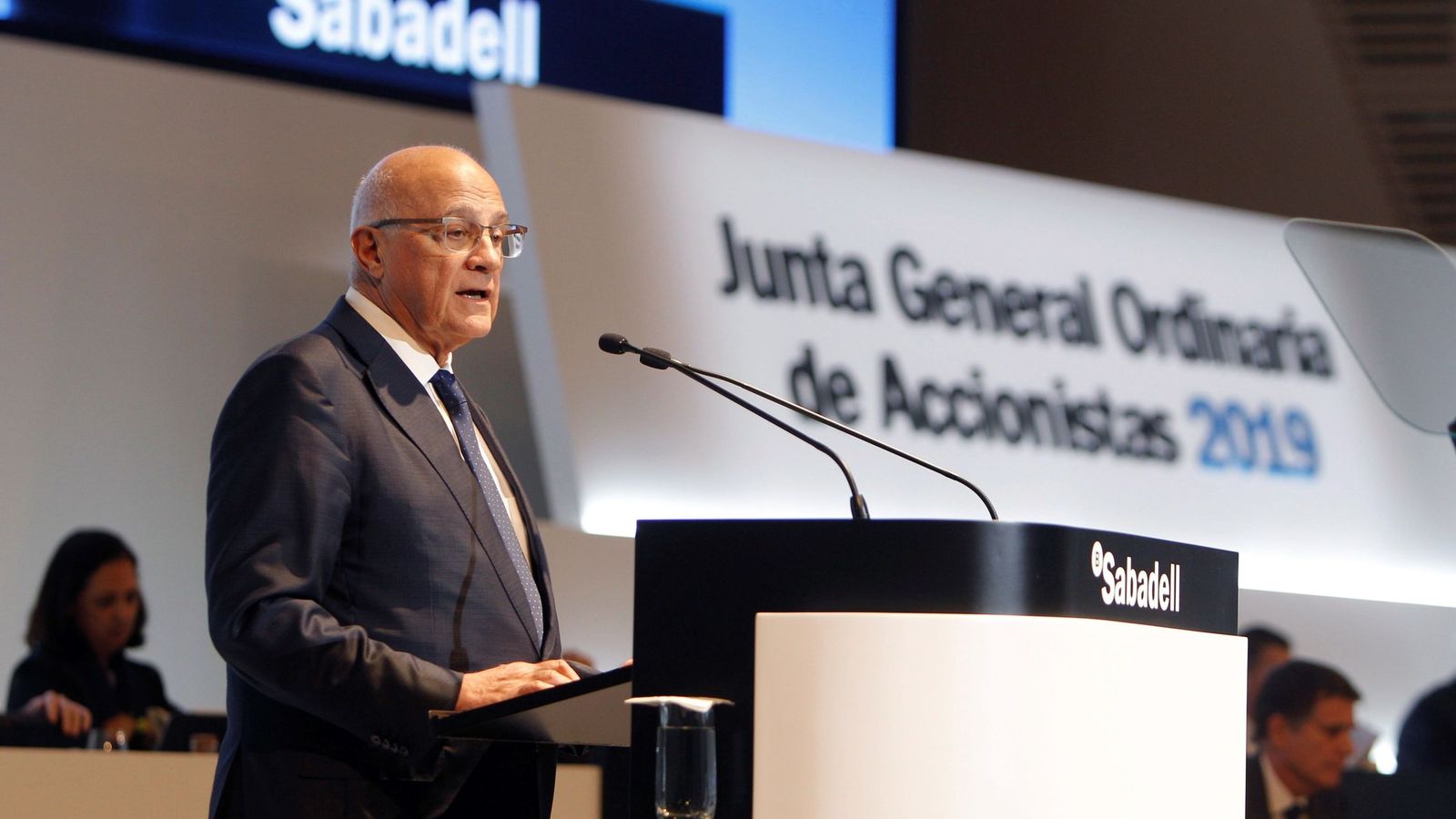 Foto: Josep Oliu, en la junta de accionistas. (EFE)
