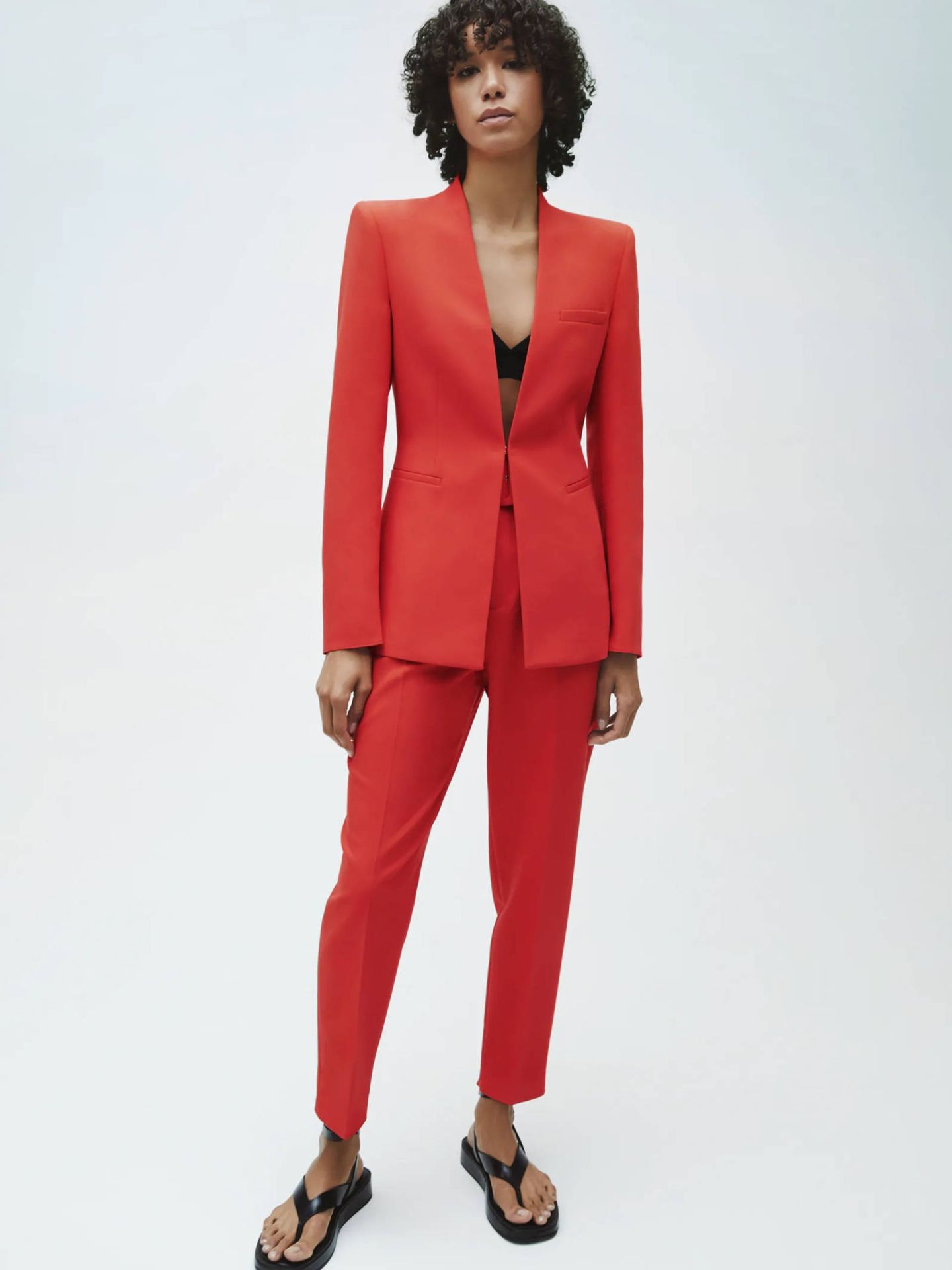 Zara nos invita a versionar traje rojo de la reina con este blazer y pantalón