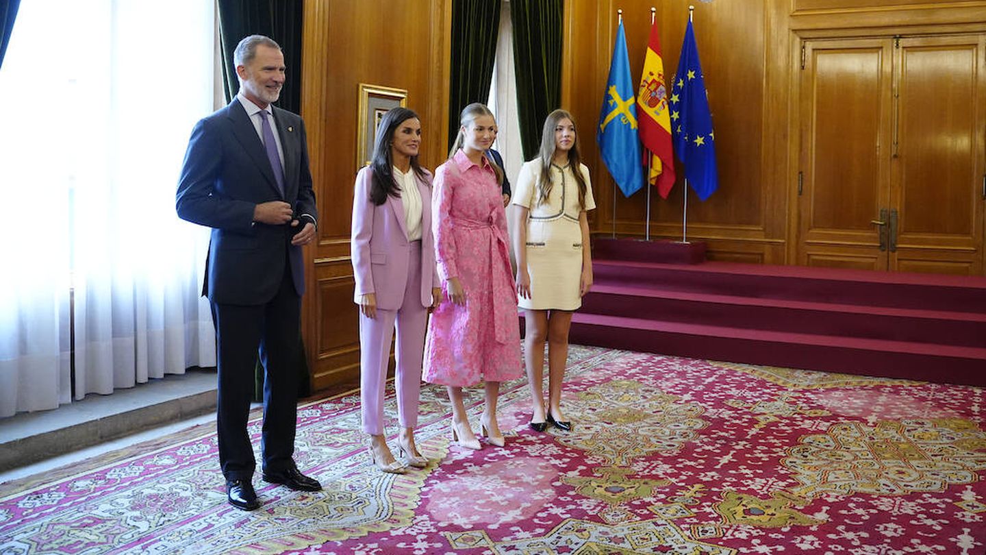 La familia real al completo en las audiencias con los premiados de los Princesa de Asturias. (LP)