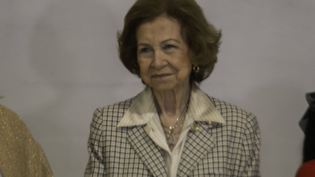 Un regalo simbólico, manicura francesa y blazer vintage: los detalles de la visita de la reina Sofía a Lugo