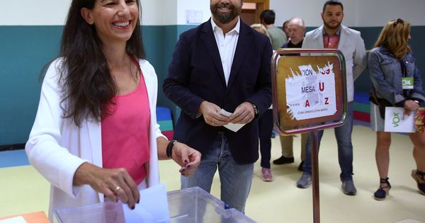 Foto: Rocío Monasterio e Iván Espinosa de los Monteros votando en un colegio. (EFE)