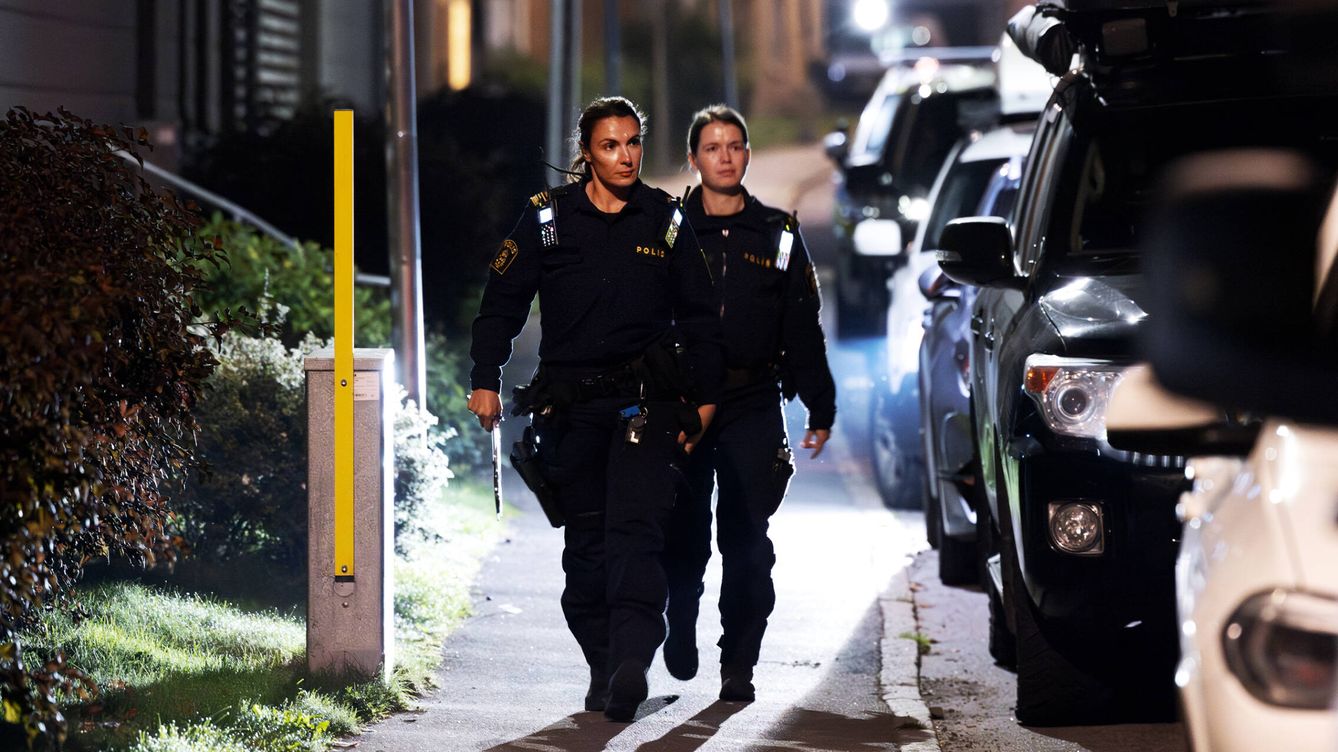 Foto: Agentes de policía tras un tiroteo en Jordbro, Suecia, el pasado 28 de septiembre. (EFE/Nils Petter Nilsson)