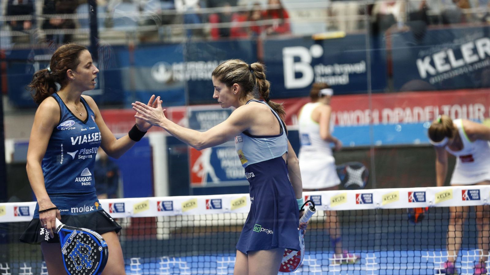 Foto: Marta Marrero (i) y Alejandra Salazar (d) celebran un punto durante la semifinal (Javier Etxezarreta/EFE)