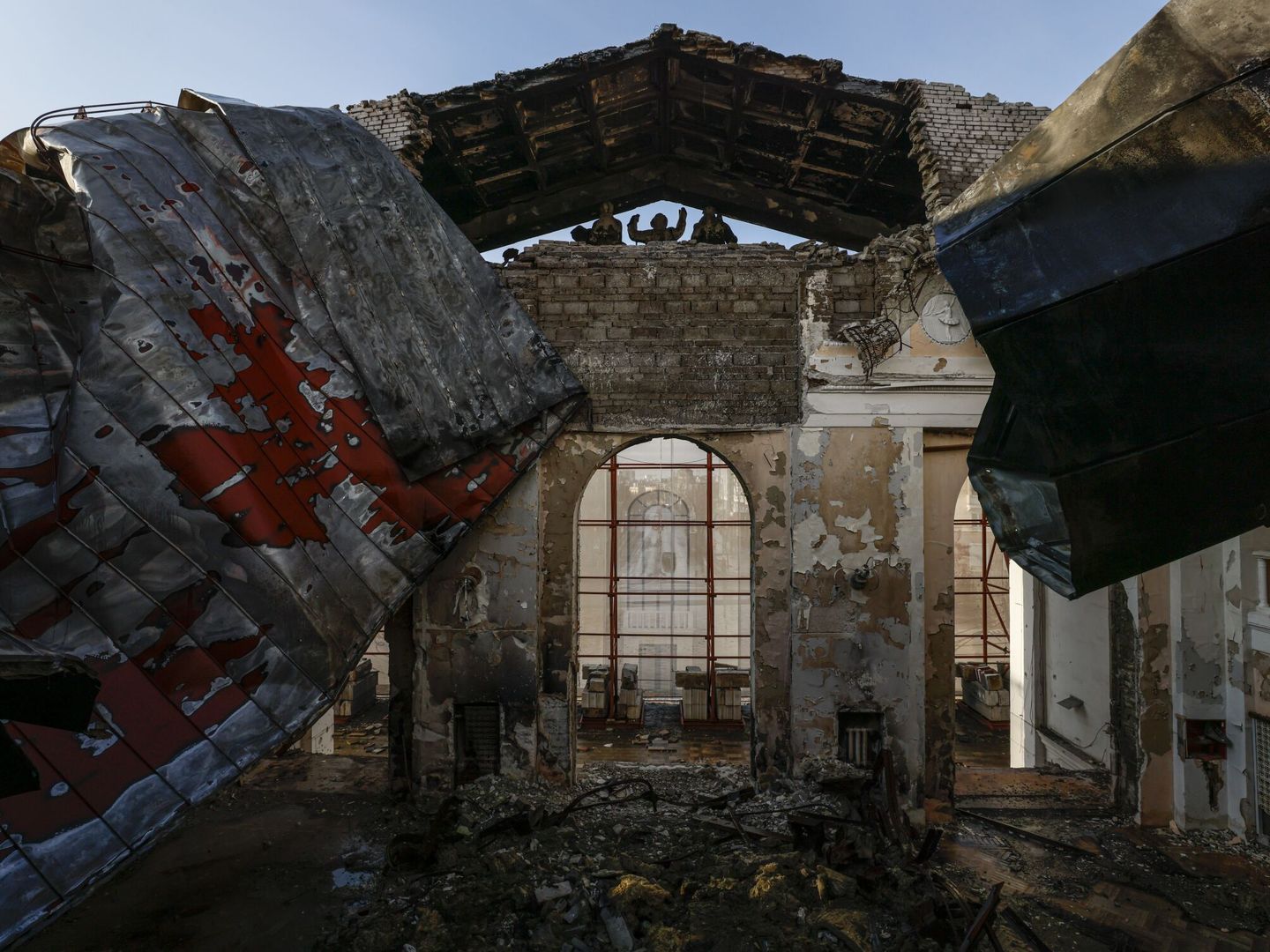 El teatro de Mariupol fue bombardeado y se convirtió en uno de los símbolos de la guerra (EFE)