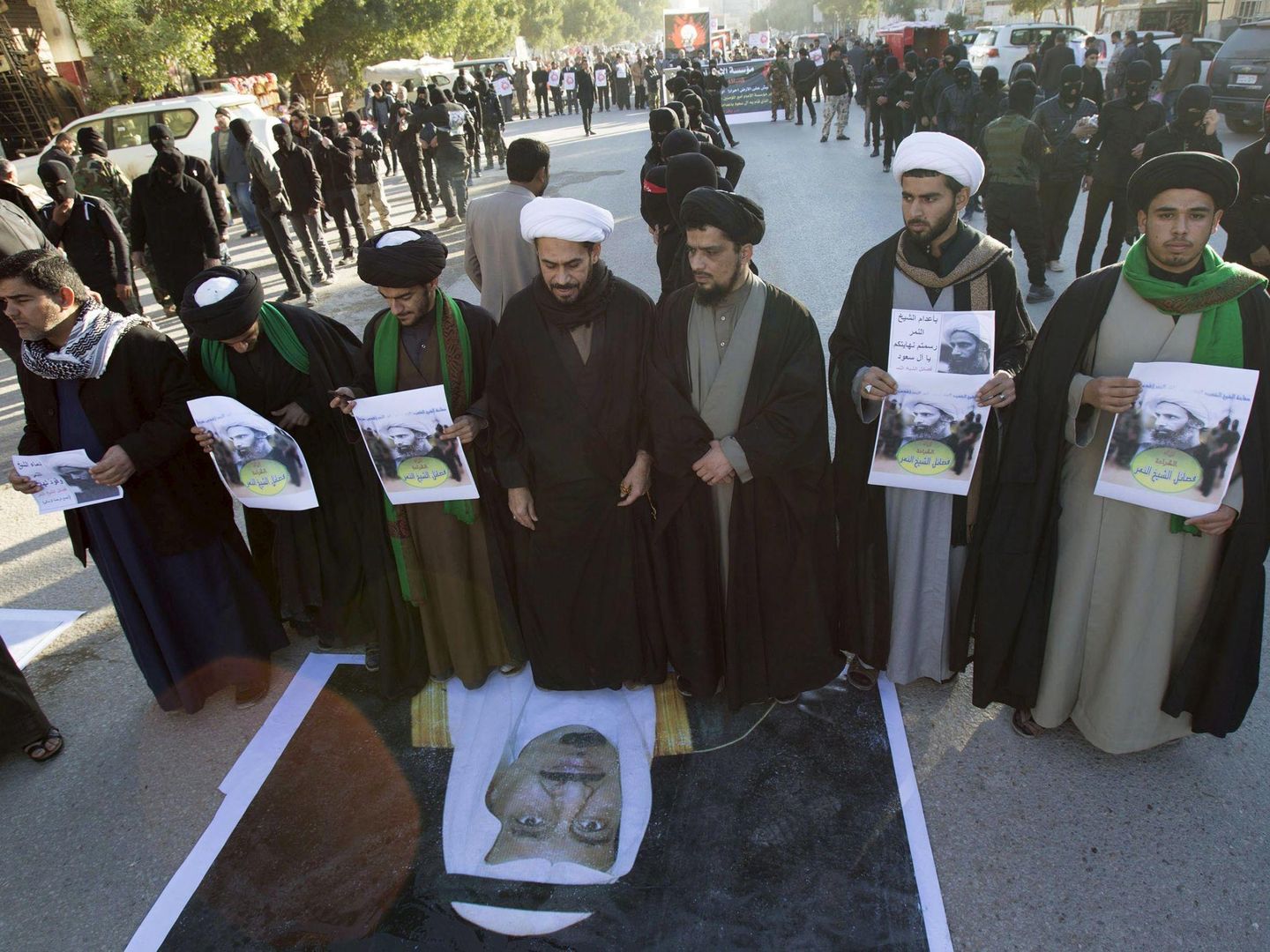 Clérigos de Kerbala pisan una foto del Rey Salmán durante las protestas por la ejecución del chií Nimr Al Nimr en enero de 2016 (Reuters)