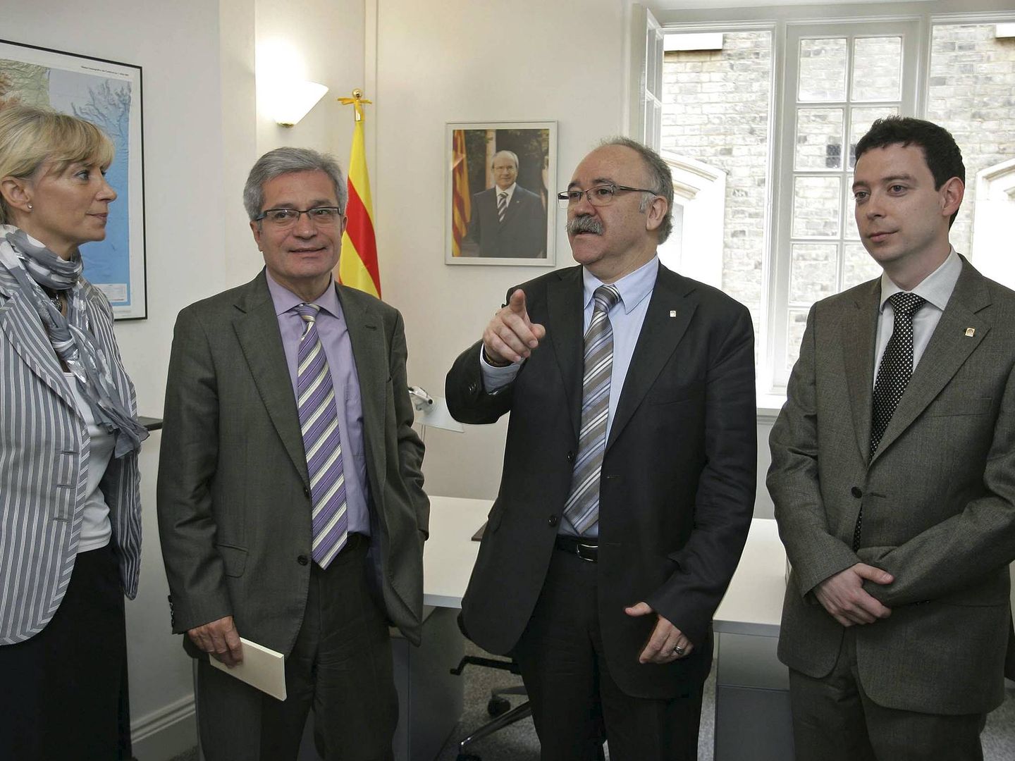 Carod-Rovira (2d), y el conseller Joan Saura (2i), durante la inauguración de la delegación de la Generalitat en el Reino Unido en 2008. (EFE)