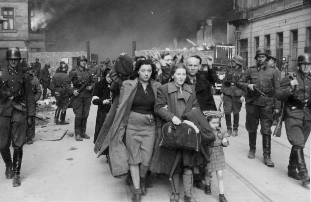 Tropas nazis conduciendo a judíos de Varsovia, en 1943.
