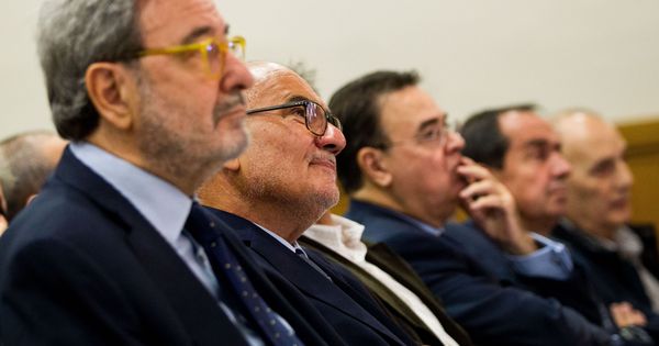 Foto: El expresidente de Catalunya Caixa Narcís Serra (i) y el ex director general de esta entidad Adolf Todó (2i). (EFE)