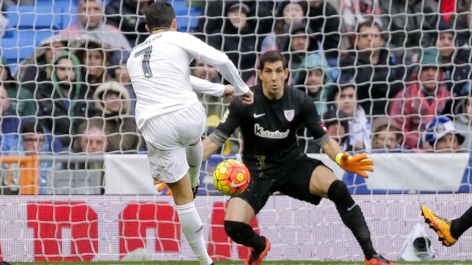 Foto: En la imagen, Cristiano Ronaldo en el momento de marcar el cuarto gol del Real Madrid que cerraba el partido (EFE)