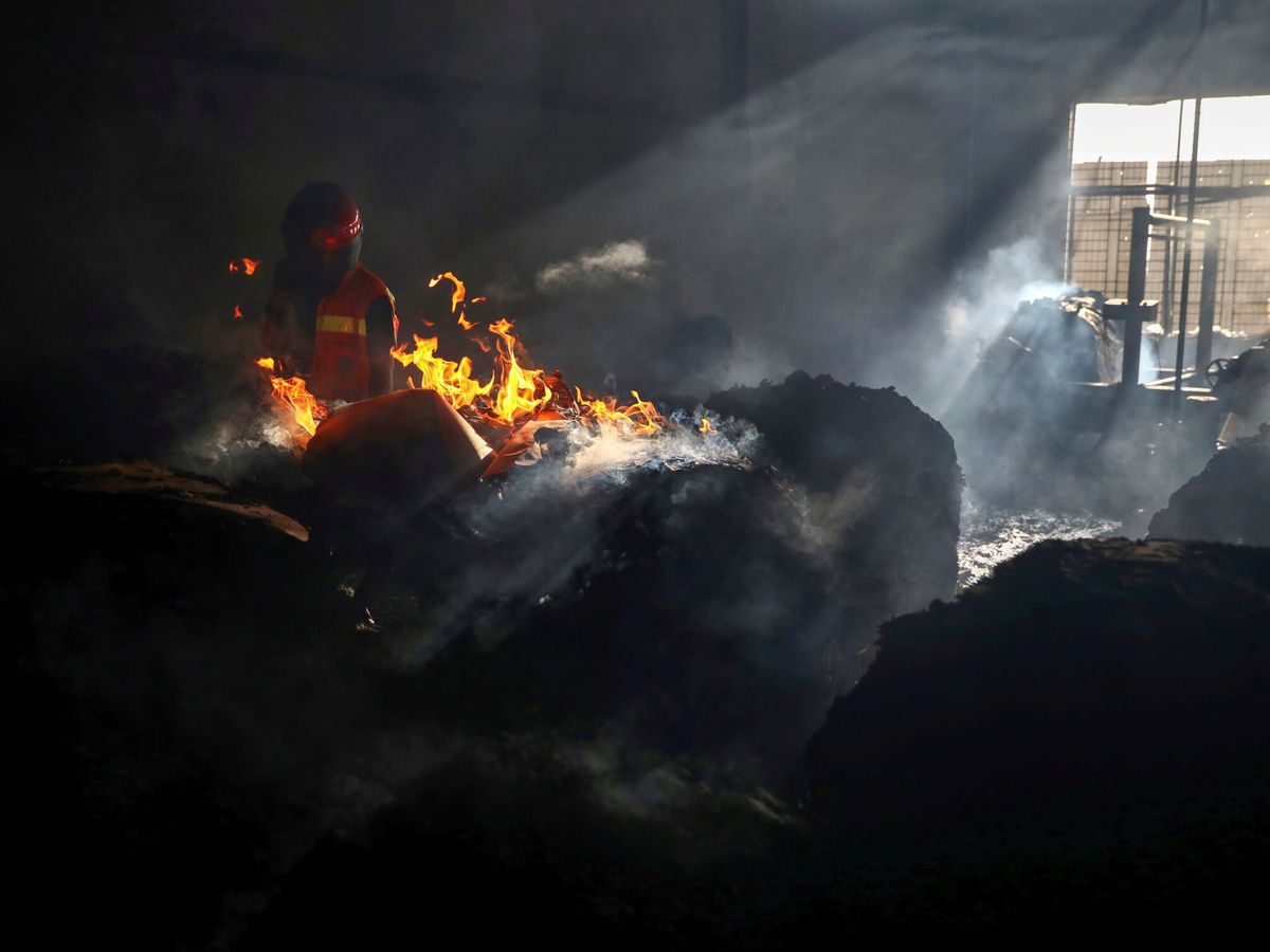 Foto: Incendio en una fábrica en la periferia de Dacca, Bangladesh. (Reuters)