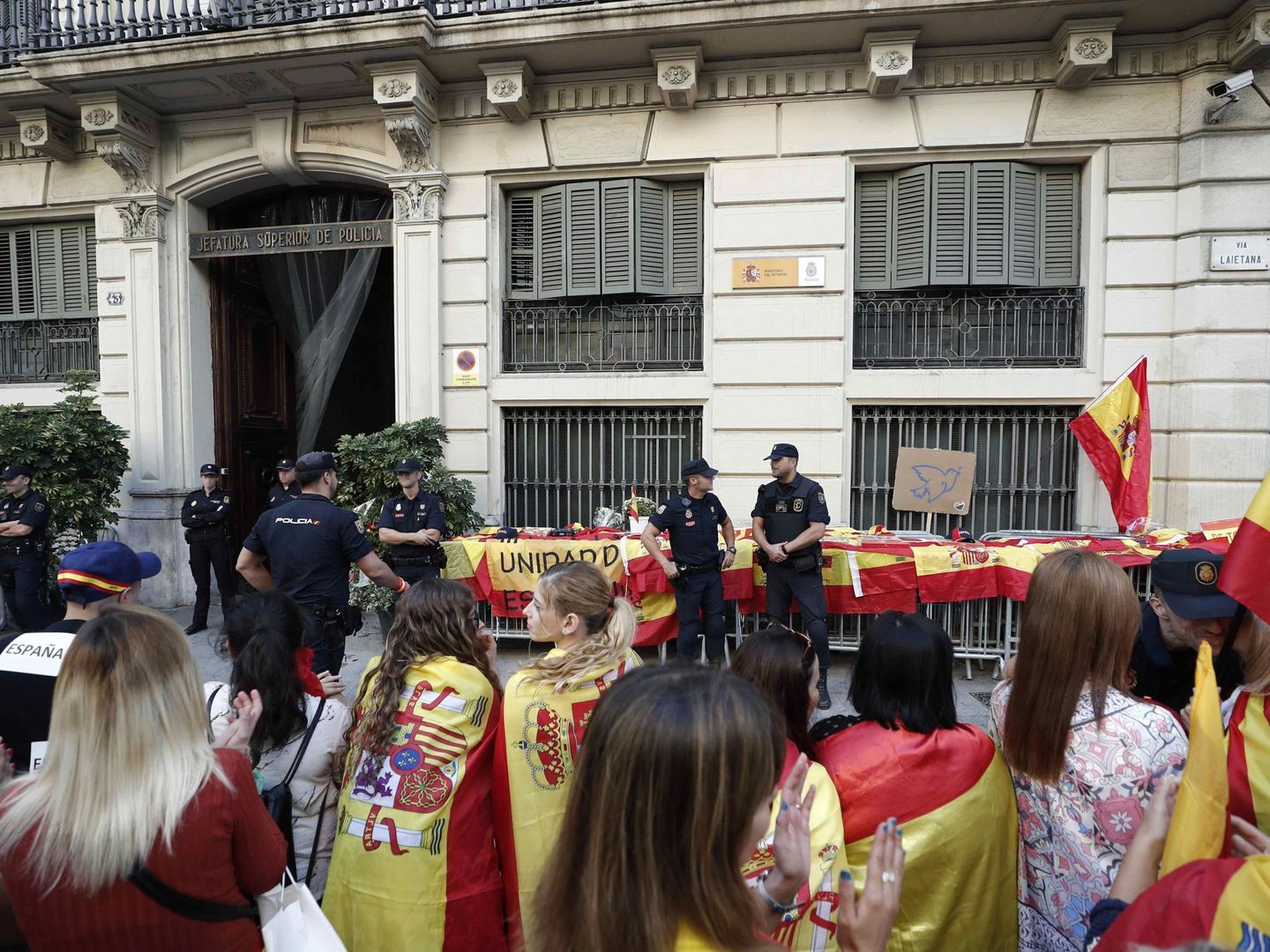 Cientos de personas se han concentrado frente a la Jefatura Superior de Policía de Barcelona para mostrar su apoyo a los cuerpos de seguridad del Estado. (EFE)