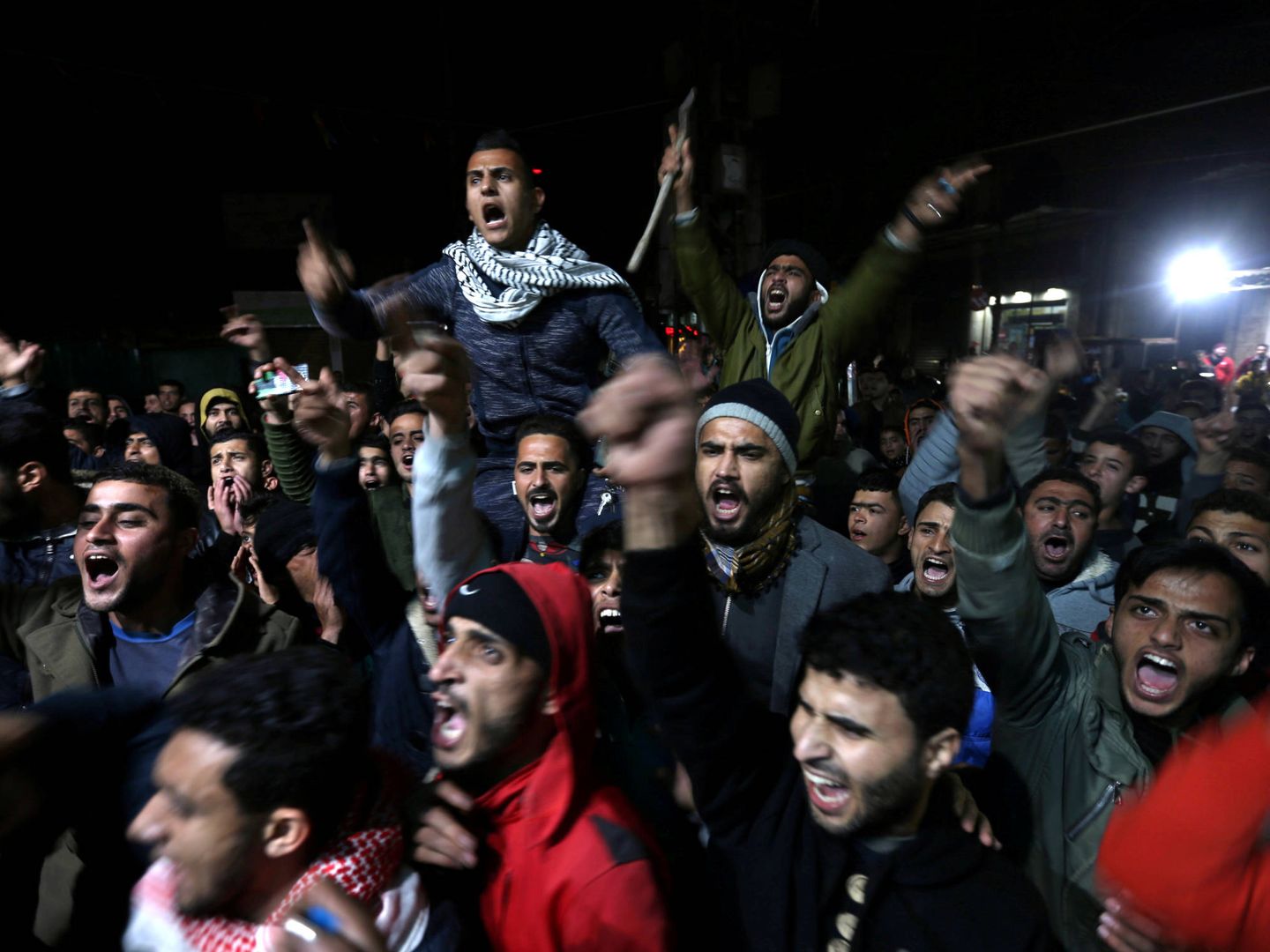 Palestinos reaccionan al discurso de Trump en Khan Younis, en la Franja de Gaza. (Reuters)