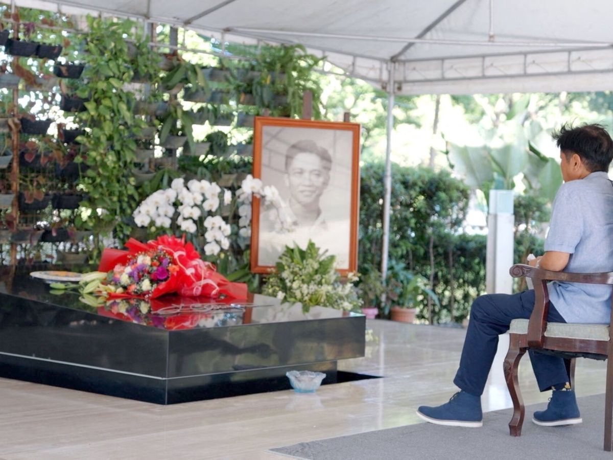 Foto: Ferdinand 'Bongbong' Marcos visita la tumba de su padre tras ganar las elecciones. (Reuters) 
