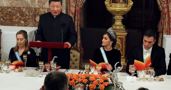 Foto: El presidente chino Xi Jinping, pronuncia unas palabras en presencia de la reina Letizia y el presidente del Gobierno, Pedro Sánchez. (EFE)