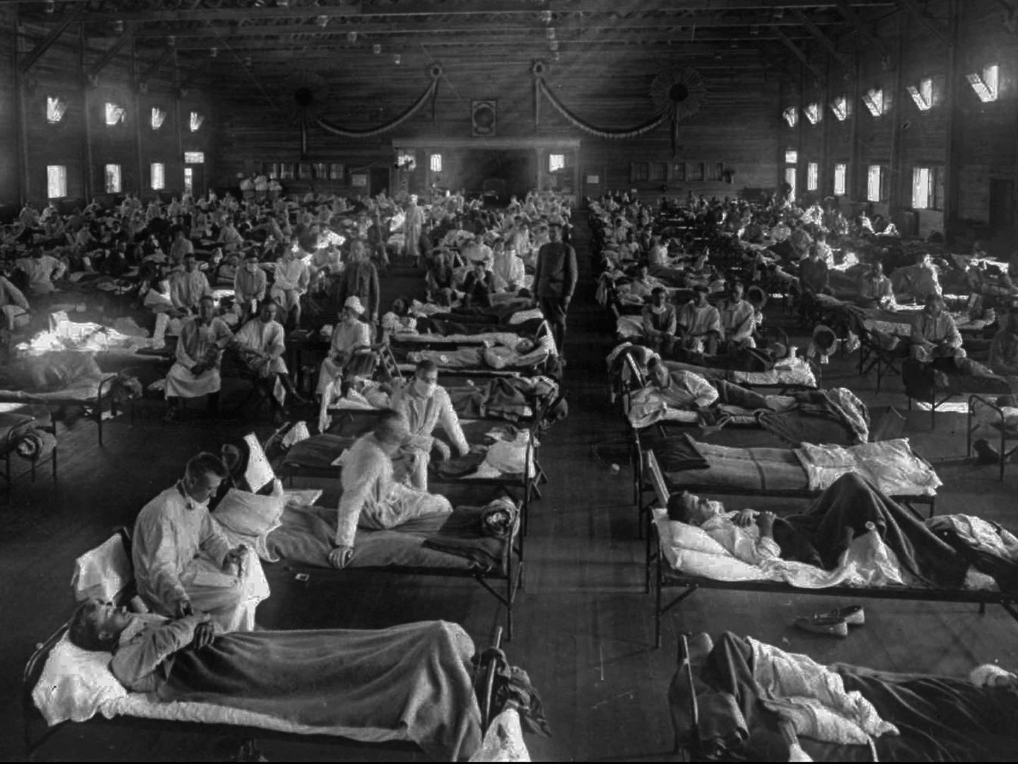 Algunas de las primeras víctimas de la pandemia en Fort Riley, Kansas. (National Health Museum)