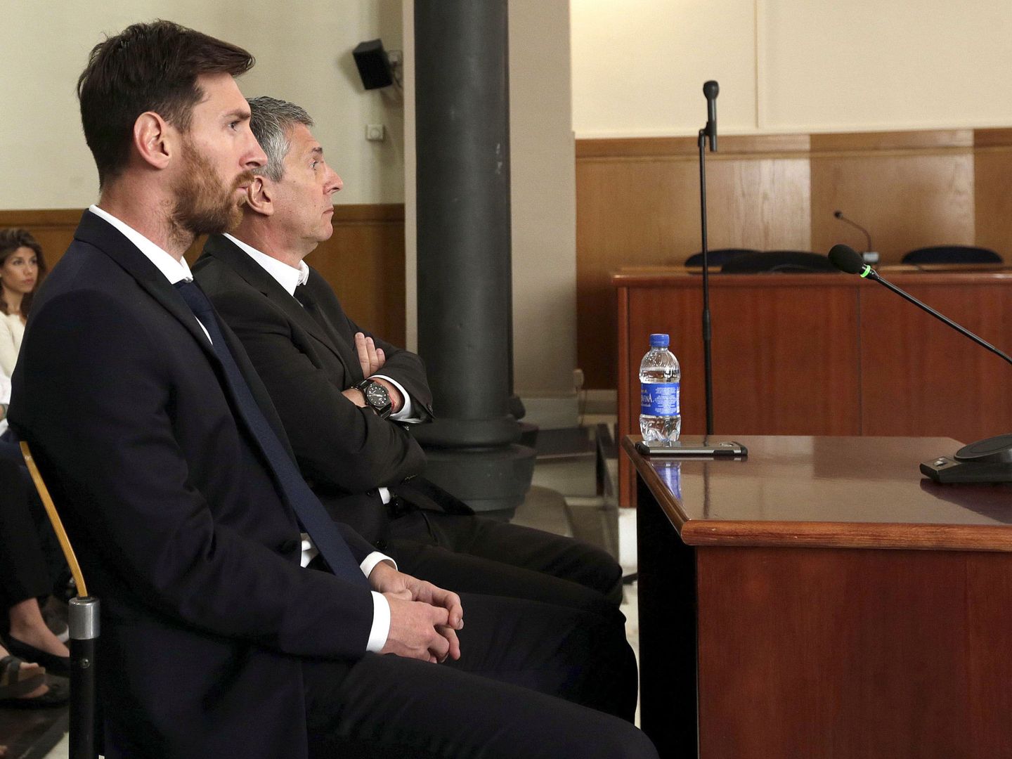Messi en el juicio junto a su padre Jorge Horacio. (Efe)
