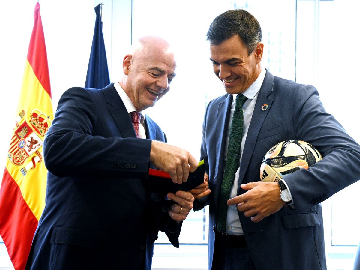 Foto: El presidente del Gobierno, Pedro Sánchez y el presidente de la FIFA, Gianni Infantino. (EFE/Moncloa)