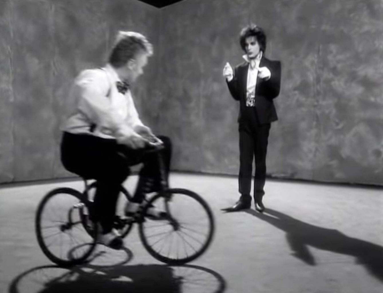 Freddie Mercury, vistiendo los zapatos puntiagudos de Locomía en el vídeo musical de 'I'm Going Slightly Mad'. (Youtube)