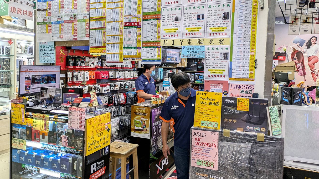 Foto: Una tienda en el interior del mercado de electrónica Guanghua Digital Plaza, en Taipéi. (Albert Sanchis)