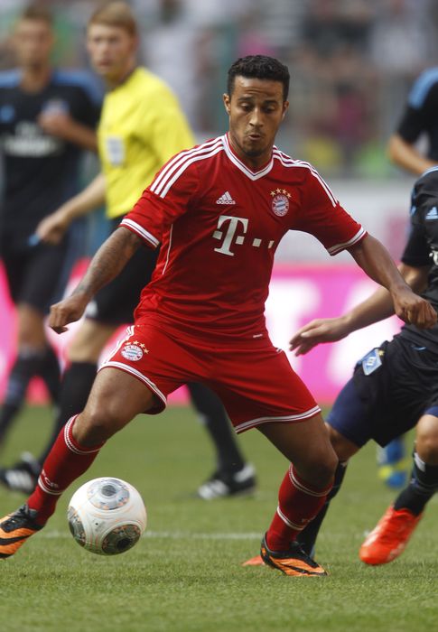 Foto: Thiago en un duelo con el Bayern (Efe).