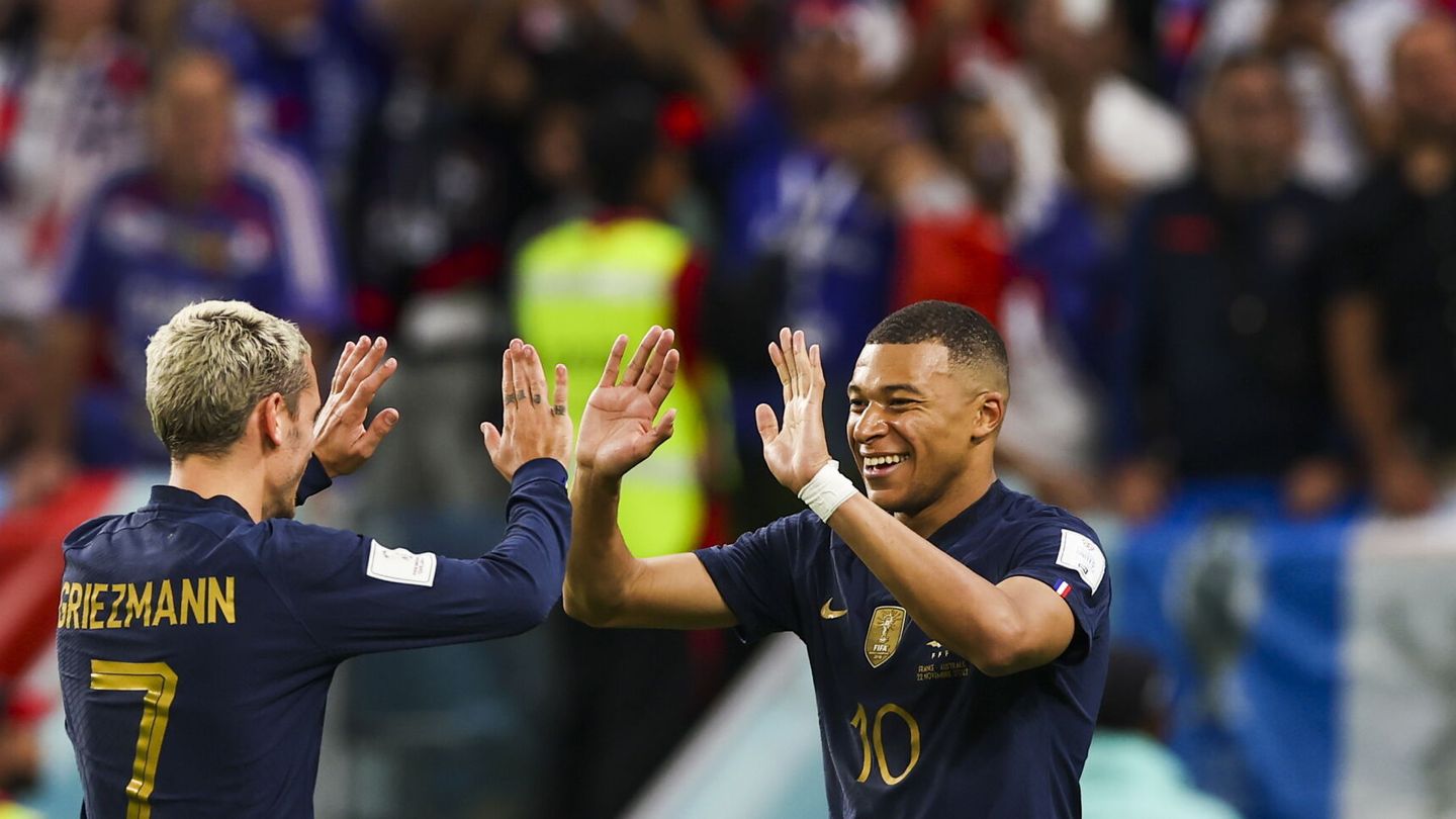 Griezmann y Mbappé celebran un gol durante el Mundial de Qatar 2022.