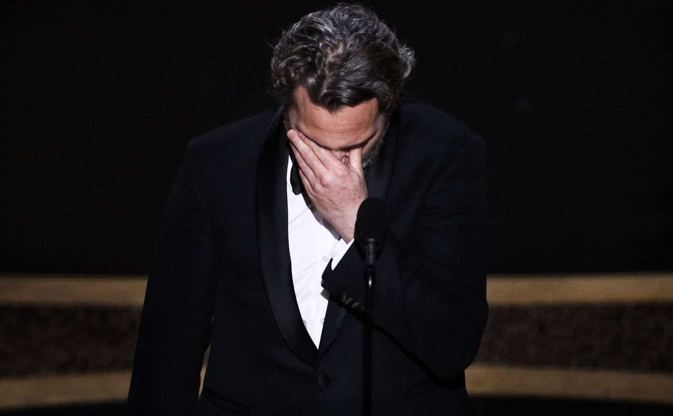 Joaquin Phoenix recoge el Oscar y tiene un recuerdo para su hermano. (EFE)