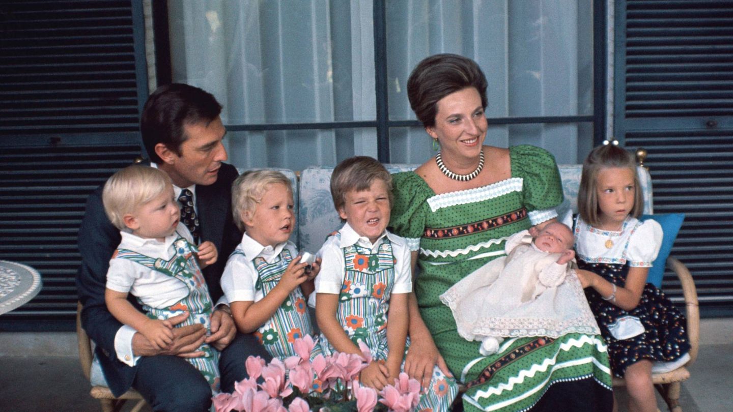 La infanta Pilar y su marido con sus cinco hijos. (Getty)