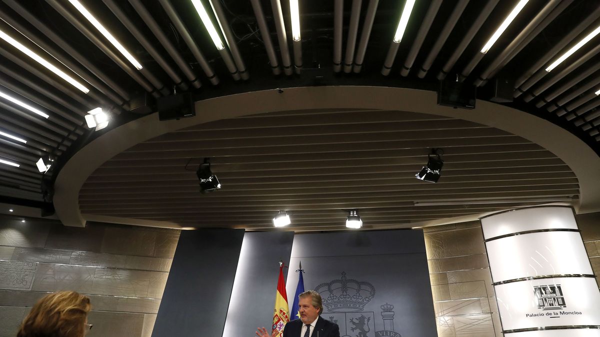 Rajoy pide a los ministros "pactar mucho" y su portavoz llama al PSOE a colaborar