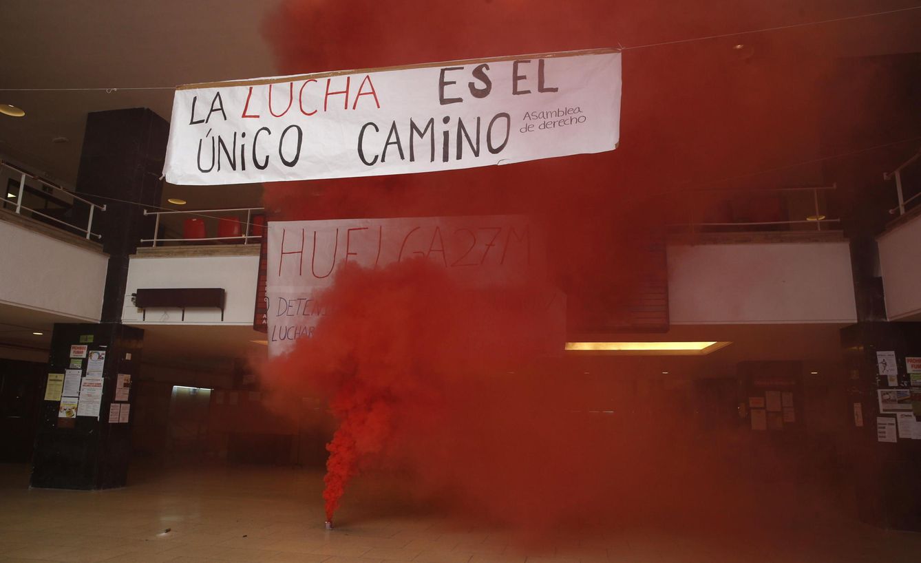 Protestas de estudiantes en la Universidad Complutense, hace un año. (Efe)